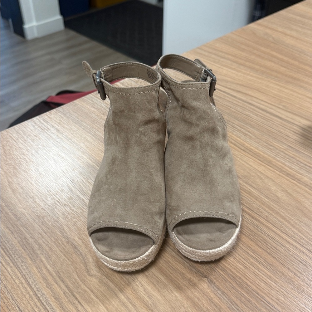 Universal Thread Beige Wedge Sandals